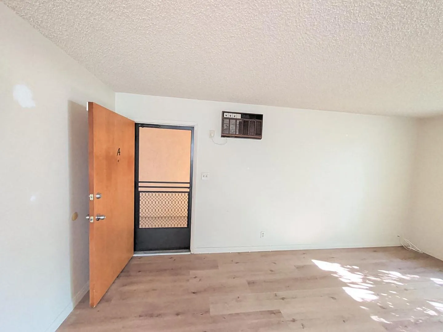 215 N Myrtle Ave — Photo 2