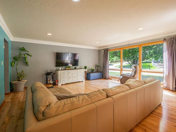 3rd image of 2728 Magnolia Ct