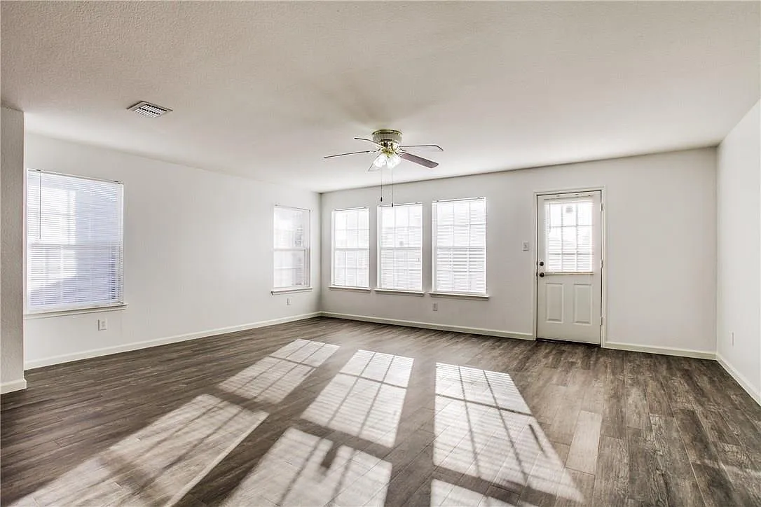 3 bed, 2039 sqft, $2,100 — Photo 4