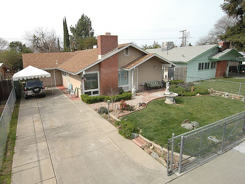 Bird's eye view of low maintenance yard and space for an RV or boat.