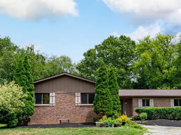2120 Arbor Ave, Wixom, MI 48393