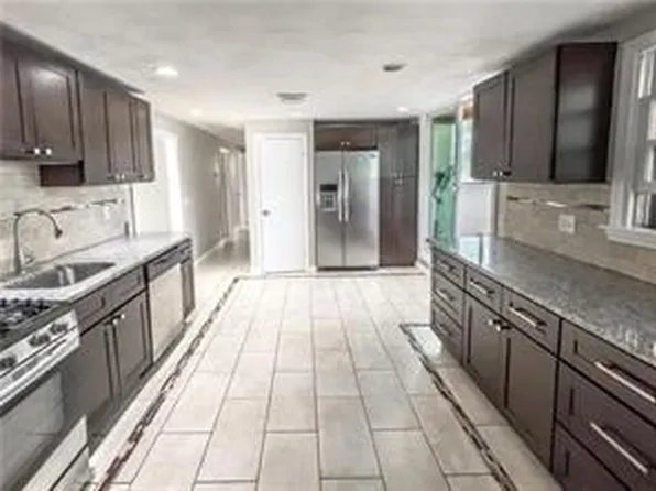 101 Woodland Ave, Cranston, RI 02920