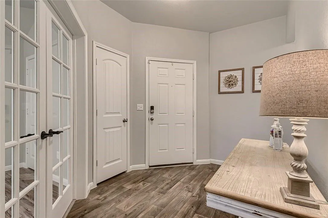 4 bed, 2.0 bath, 1987 sqft, $2,300 — Photo 4