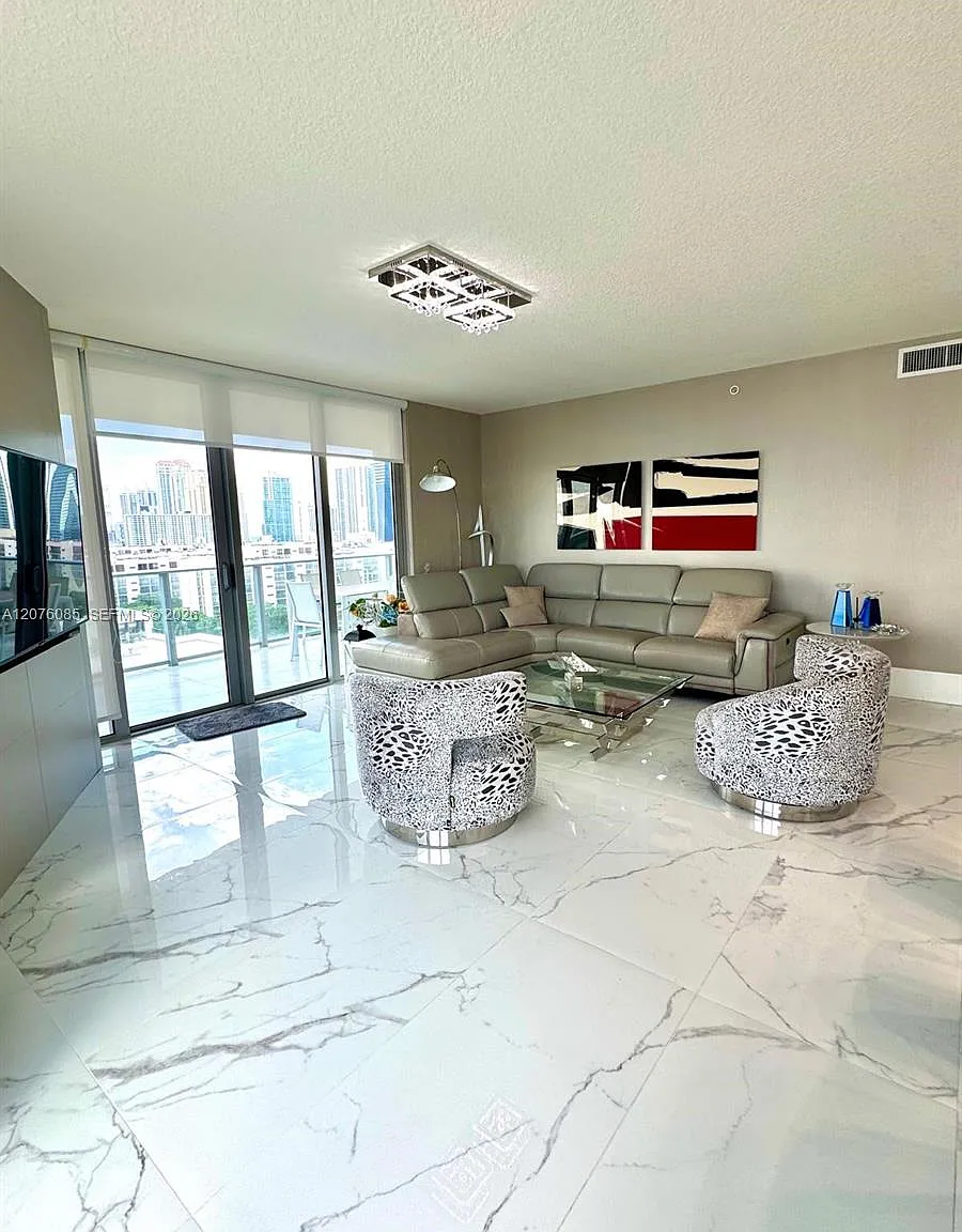 Parque Towers Condo — Photo 4