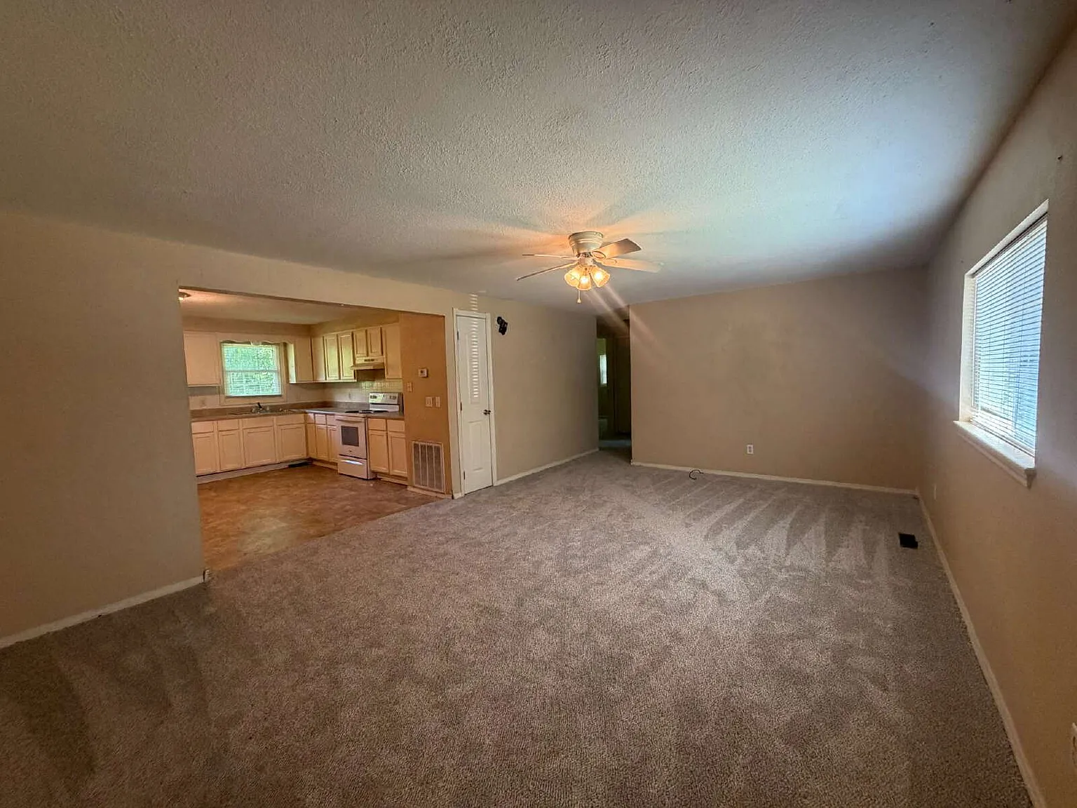 3 bed, 1.0 bath, $1,250 — Photo 2