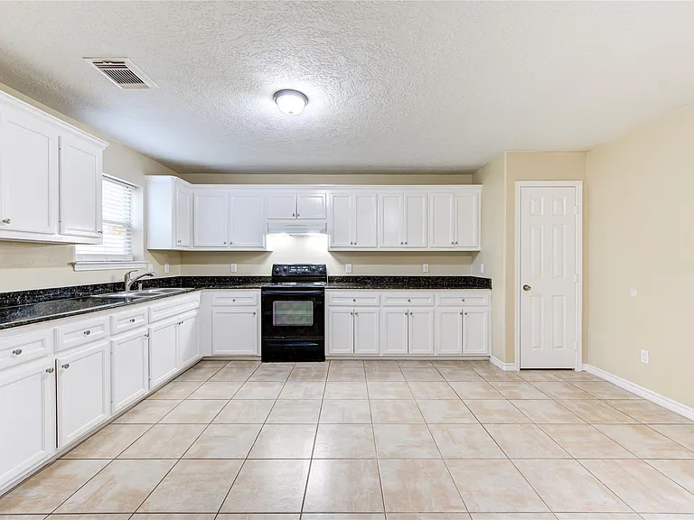 605 Center St #B — Photo 16