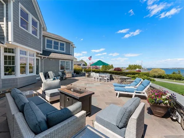 75 N Cliff Dr, Narragansett, RI 02882
