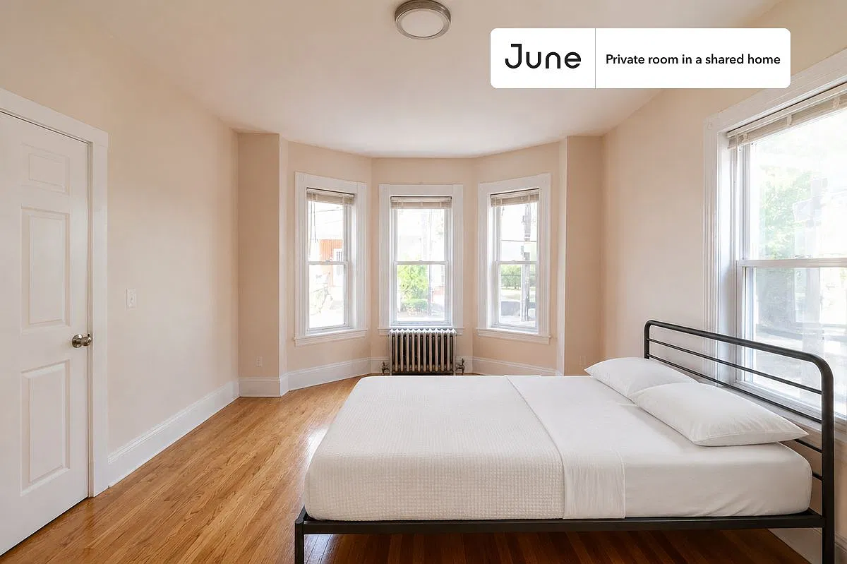 Queen bedroom in 7 bed/2 bath home in Allston #1734 A — Photo 1