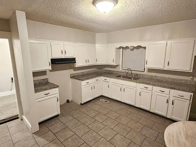 308 Cedar Cir — Photo 5
