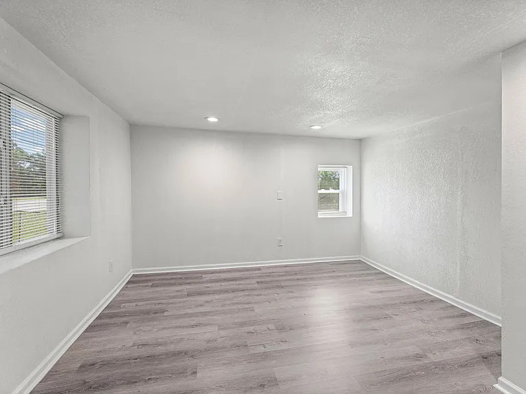 9113 Askew Ave — Photo 15
