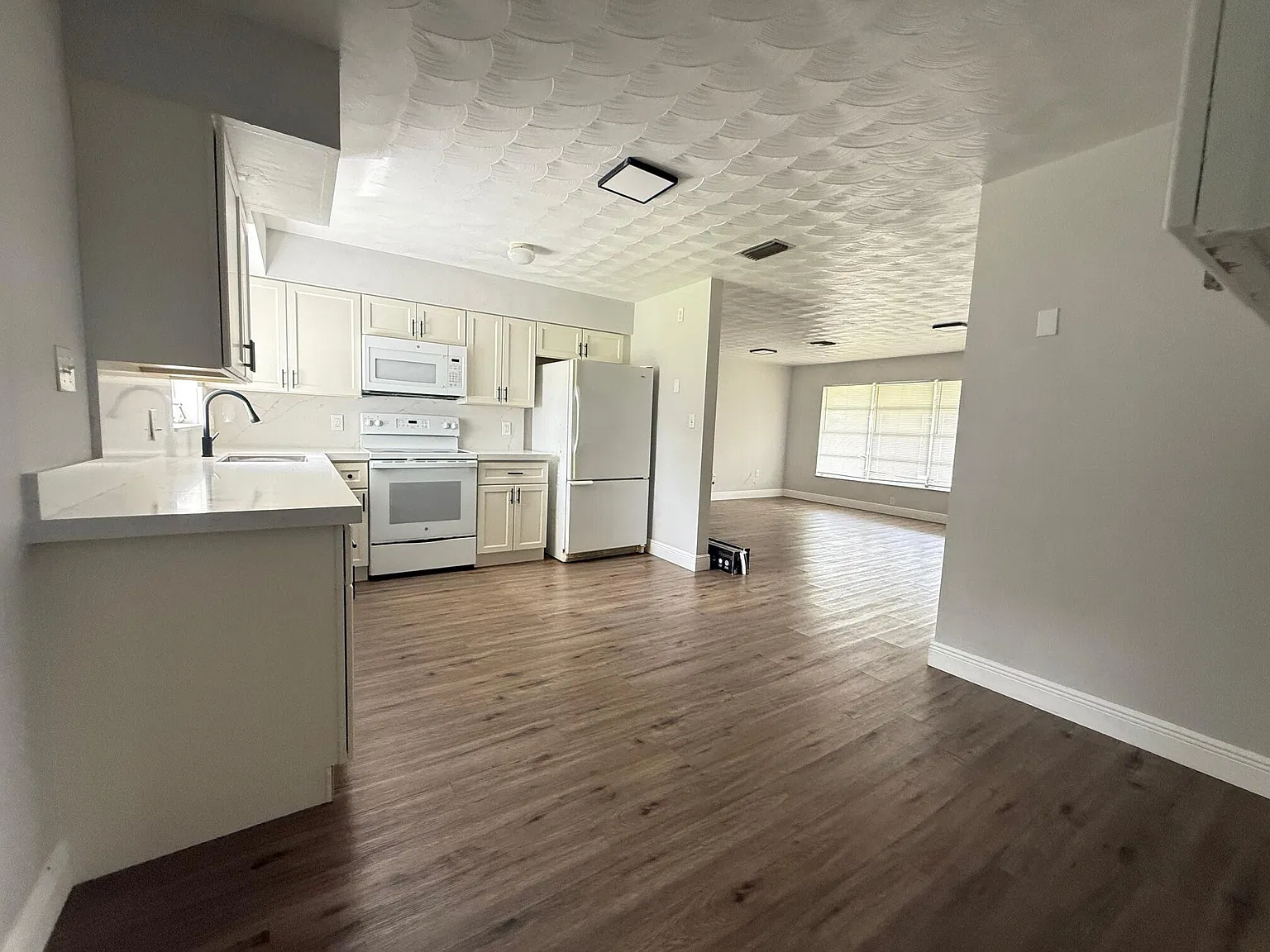 3 bed, 2.0 bath, 1142 sqft, $2,450 — Photo 2