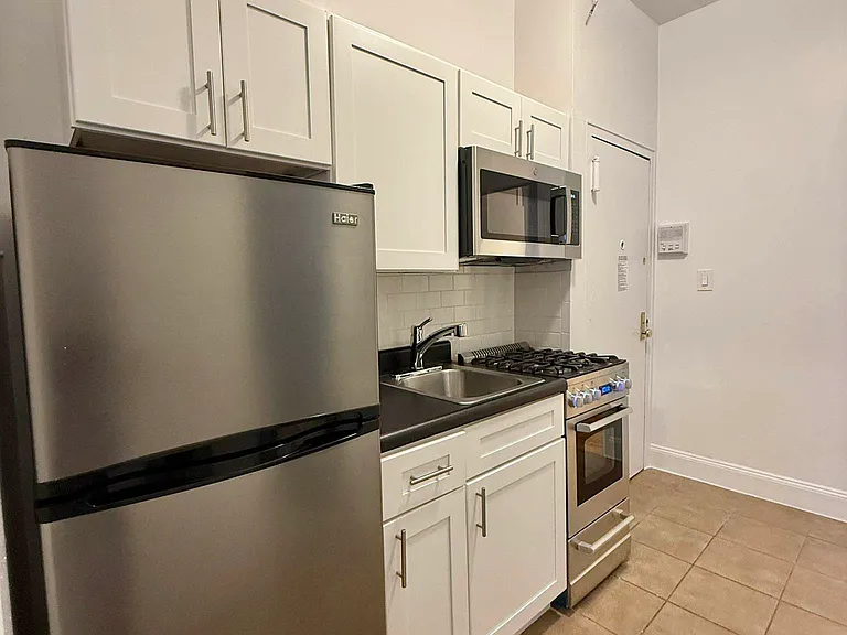 21 Leroy St #11B — Photo 6