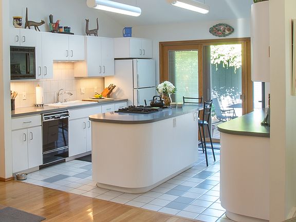 Open Kitchen, skylights
