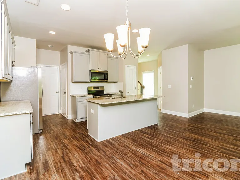 33 Ireland Ln — Photo 3
