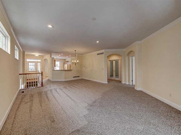 5th image of 2622 Saint Charles Cir