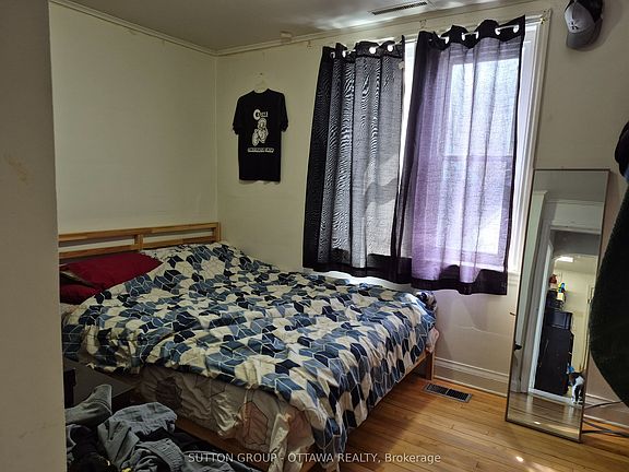 4th image of 137 Beckwith St N