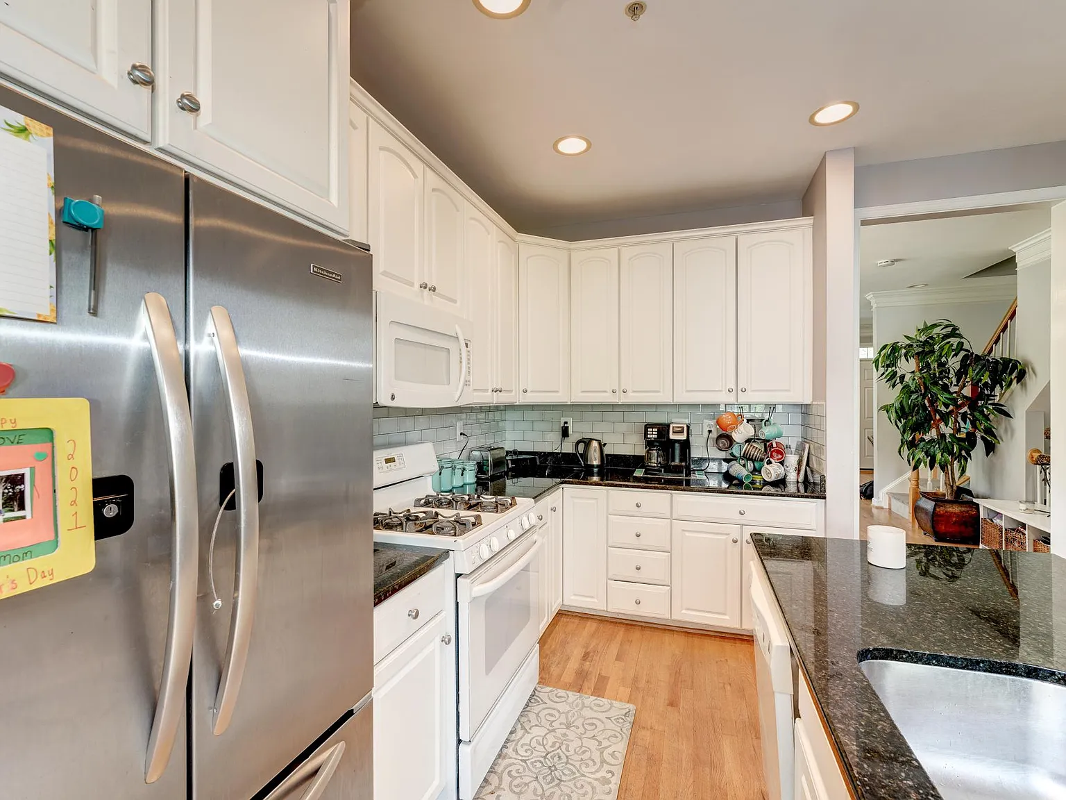 3 bed, 3.5 bath, 2408 sqft, $3,800 — Photo 4