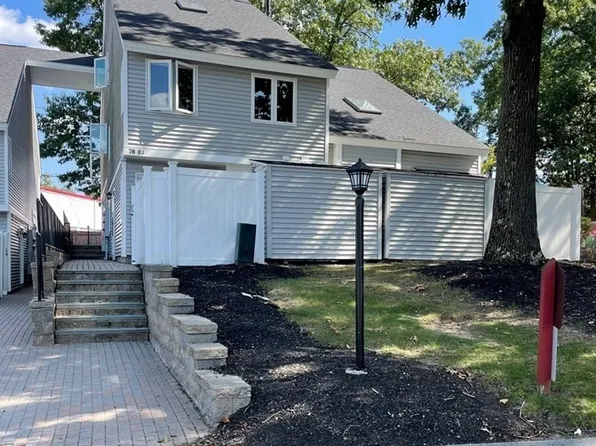 78 Meadow Pond Dr APT B, Leominster, MA 01453