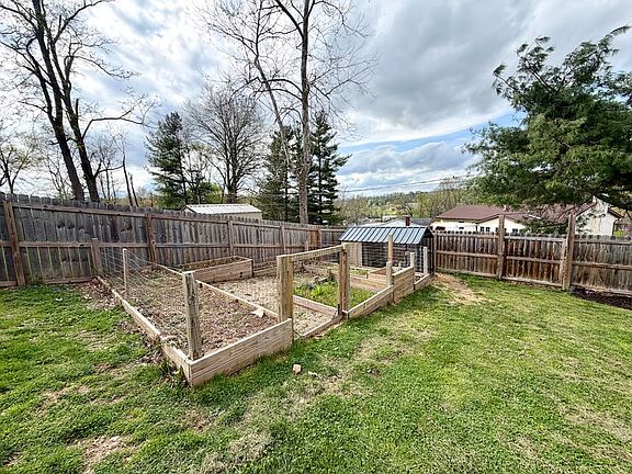 4th image of 1041 Edgewood Dr