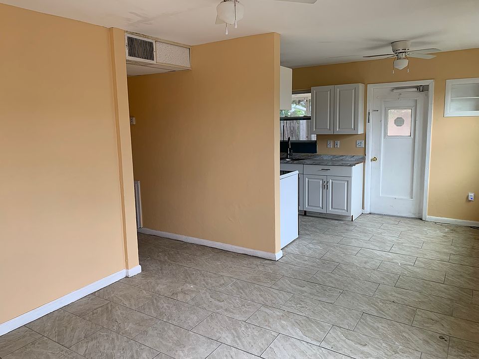 2nd image of 4486 Los Rios St