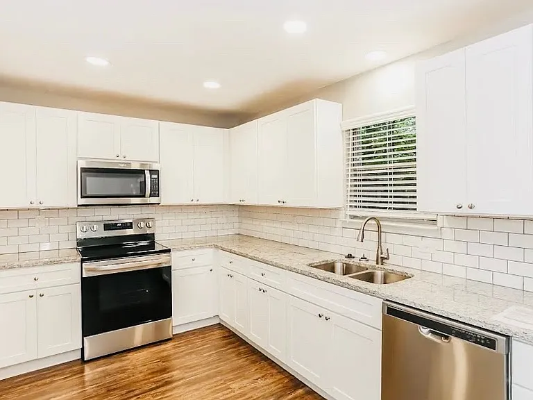 819 Clover Park Dr — Photo 2