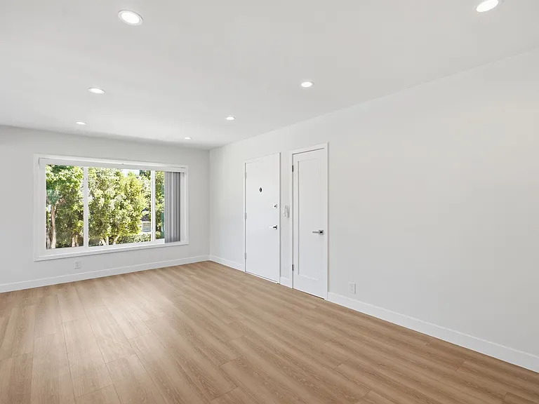 4321 Saugus Ave — Photo 11