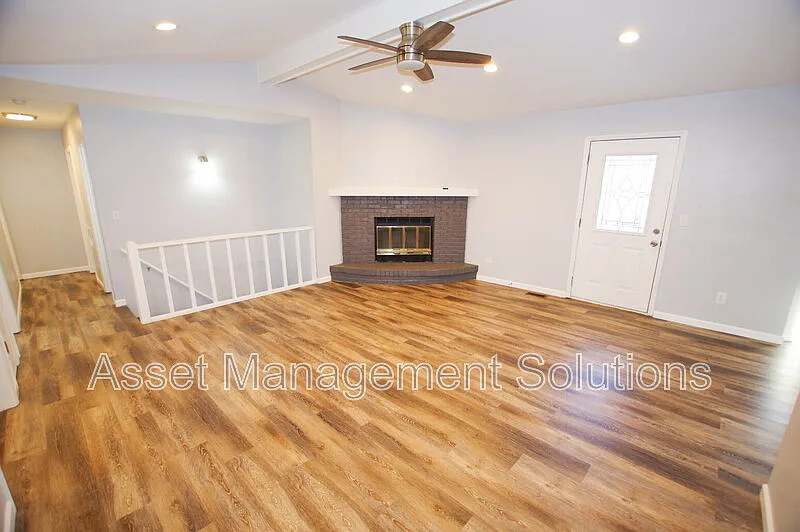 3 bed, 2.0 bath, 1243 sqft, $2,230 — Photo 3
