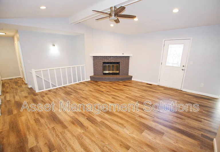 1 Oak Point Dr — Photo 3
