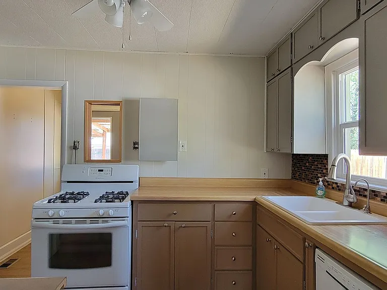 826 Forest Ave — Photo 7