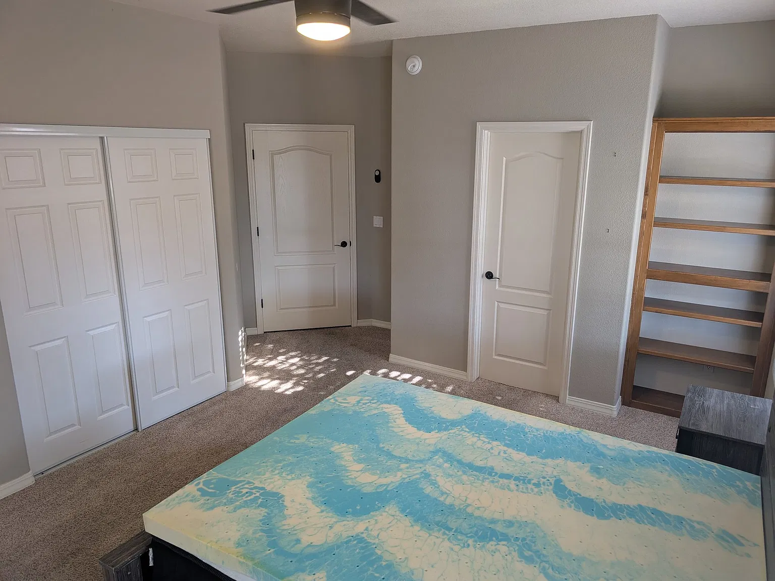 Large bedroom with shared bath. — Photo 3