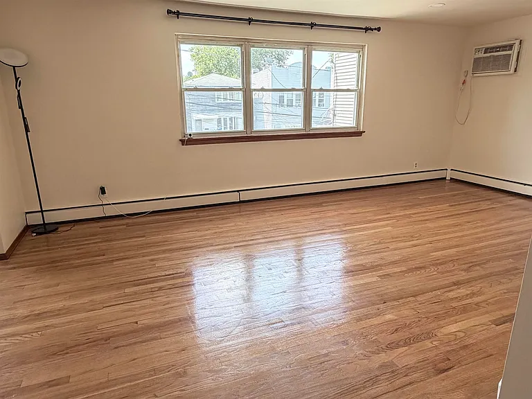 60 Williams Ave — Photo 3