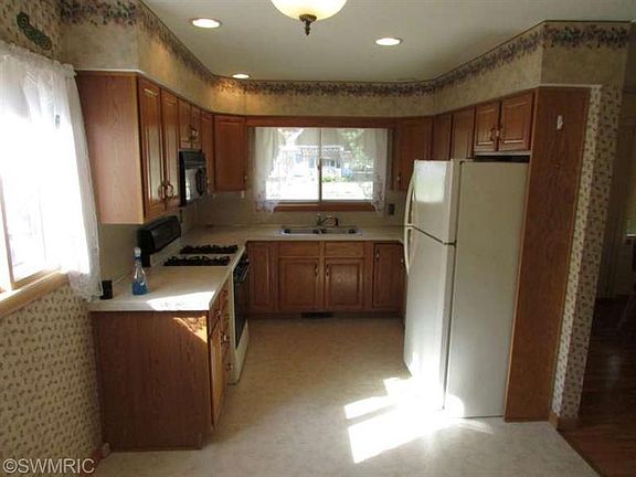 3rd image of 1691 Langeland Ave