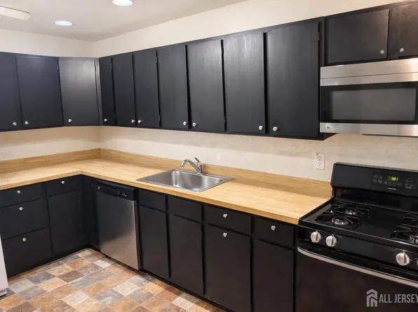 1032 Cricket Ln, Woodbridge, NJ 07095