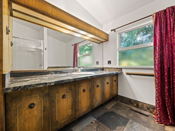 4 bedroom rental in Coquitlam — photo 11