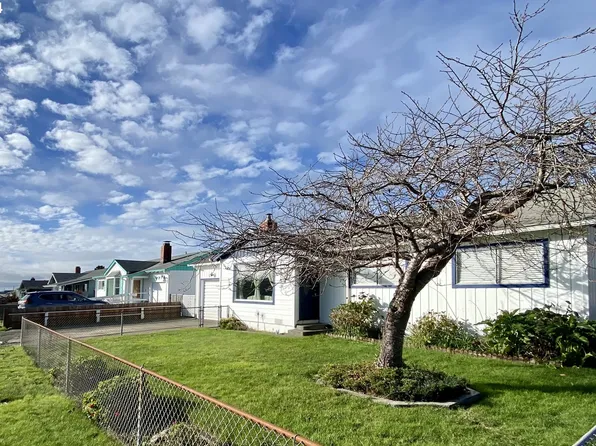 1214 Hub St, Brookings, OR 97415