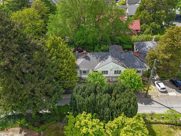 812 Langham Ct, Victoria, BC V8V 4J2