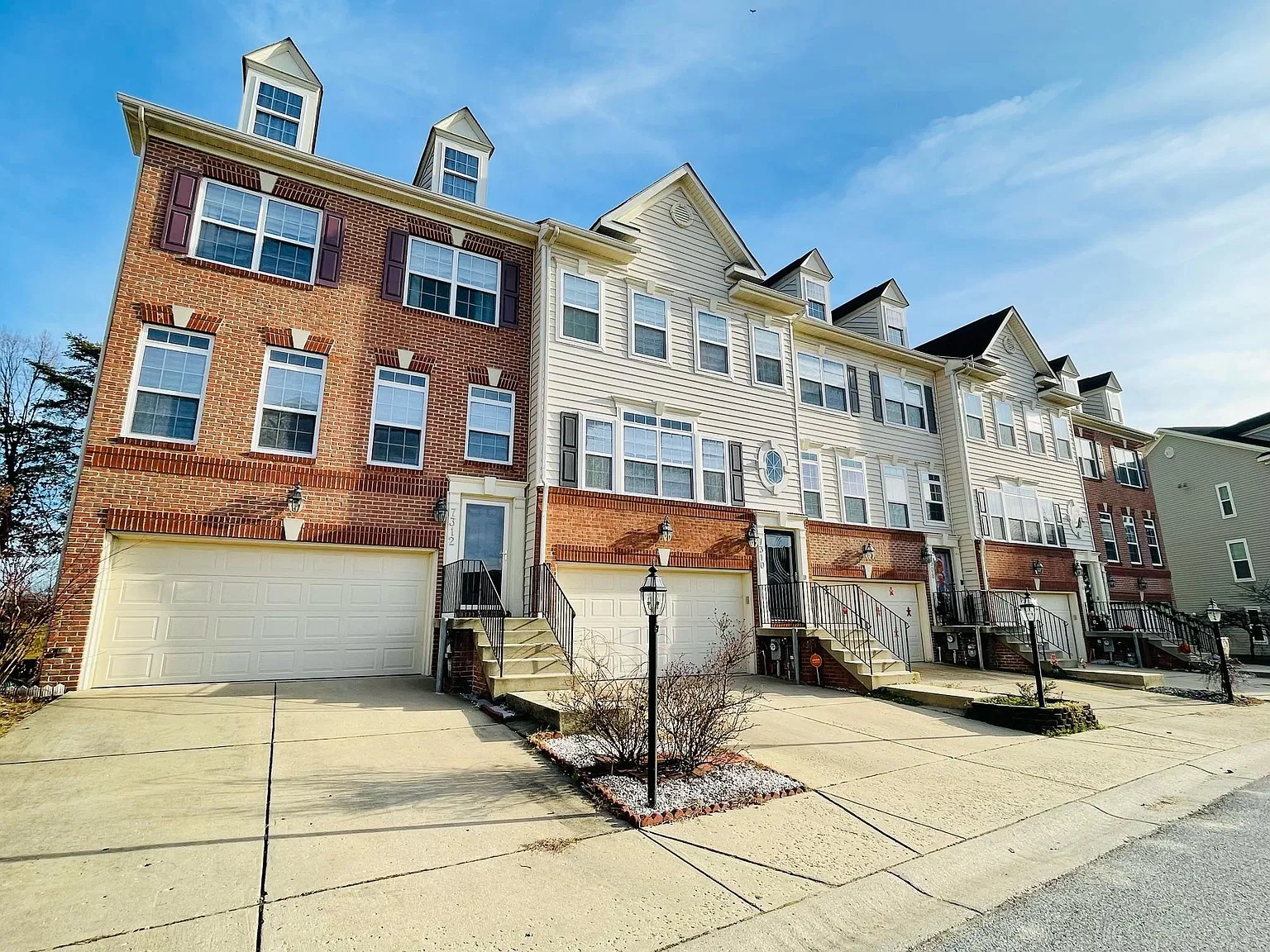 3 bed, 2832 sqft, $3,300 — Photo 2