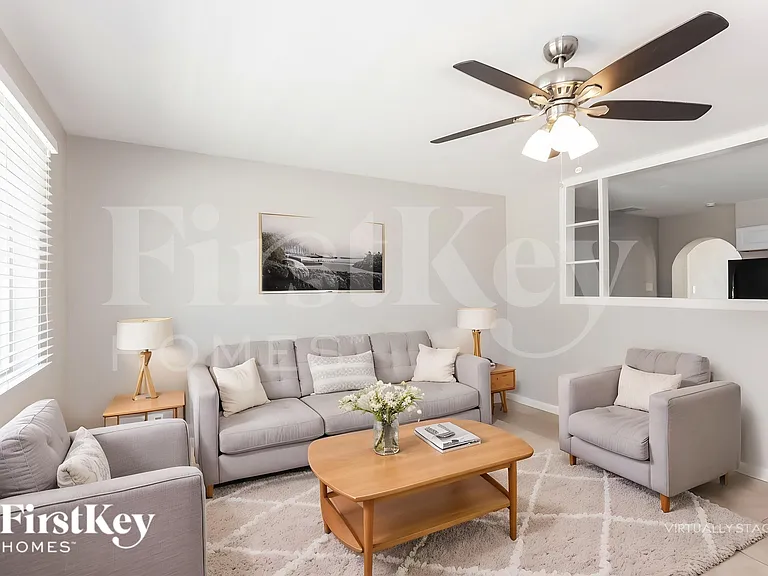 1233 W 16th St — Photo 4