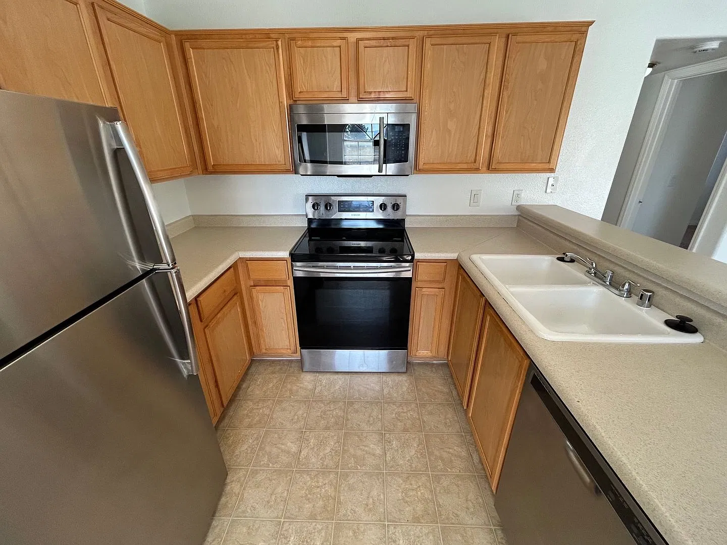 2 Bedroom /2 Bath Condo Unit Located In A Gated Community , W/ Community Pool! — Photo 4