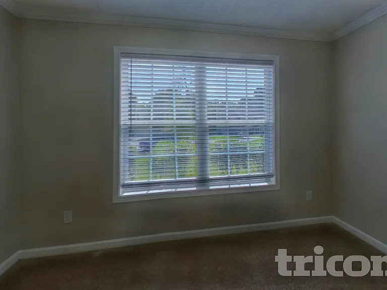 315 Avonlea Dr — Photo 2