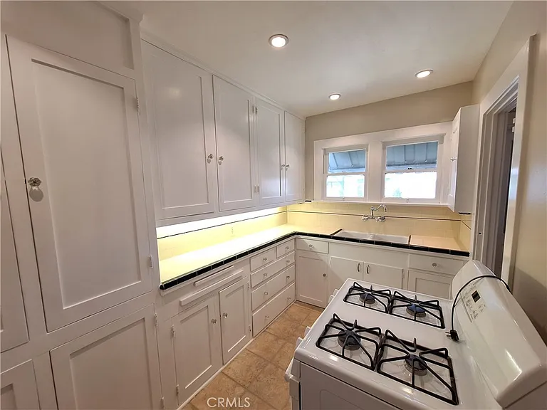 547 W Wilshire Ave — Photo 13