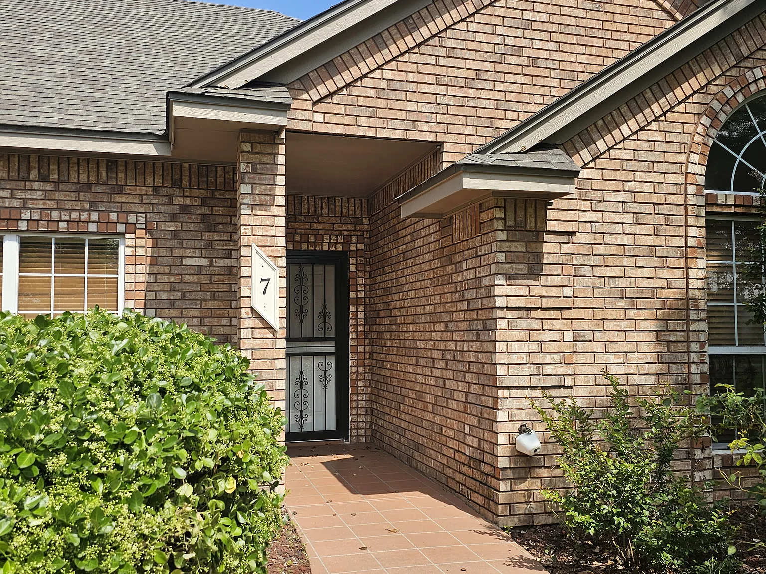 4 bed, 2197 sqft, $2,300 — Photo 2