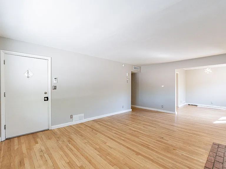102 N Avenida Carolina — Photo 4