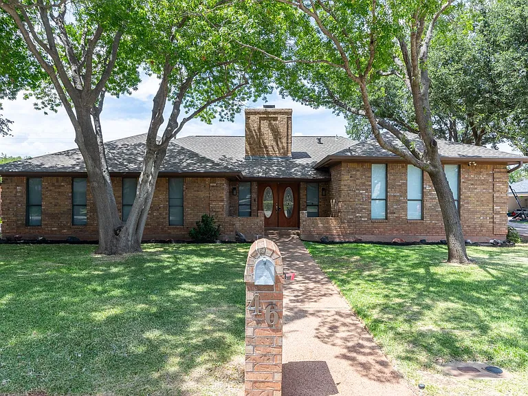 46 Augusta Dr — Photo 2