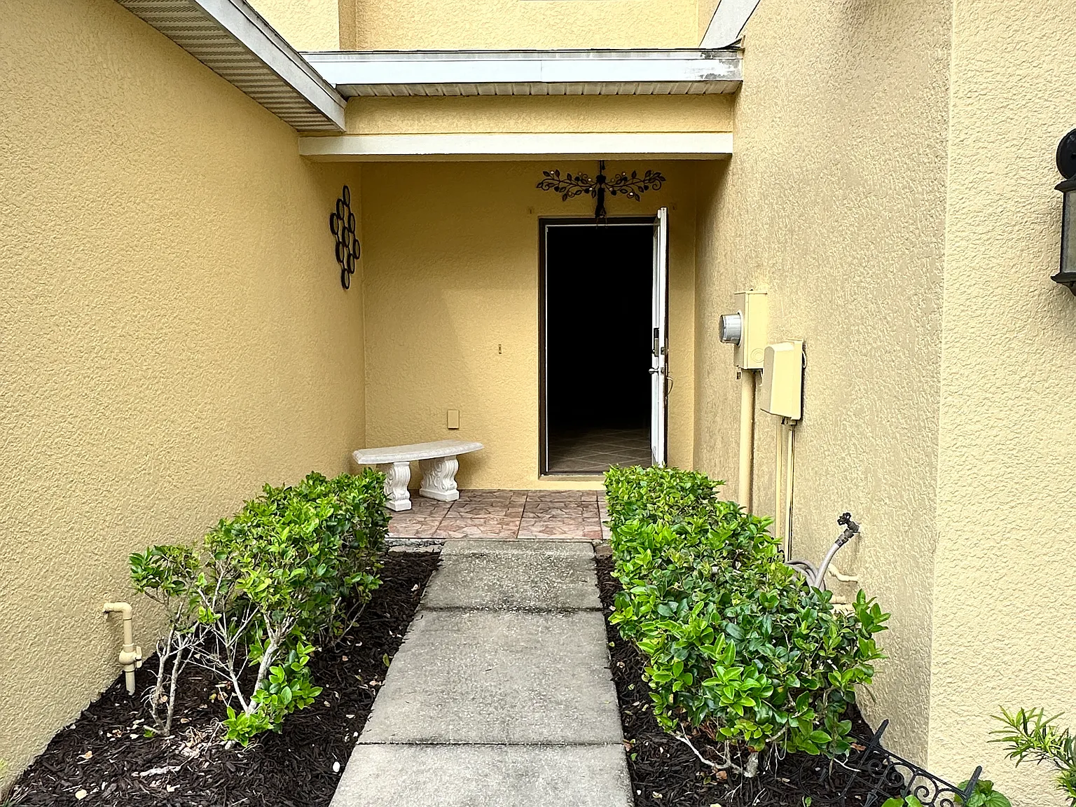 4 bed, 2.5 bath, 2419 sqft, $2,600 — Photo 2