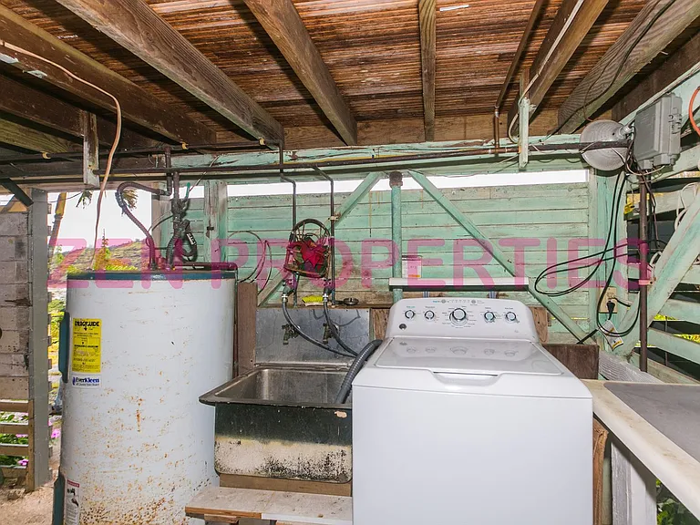 1555 Moani St — Photo 37