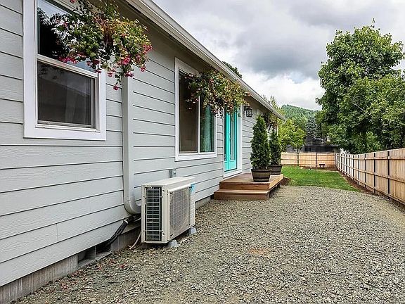 4th image of 368 Fair Oaks St