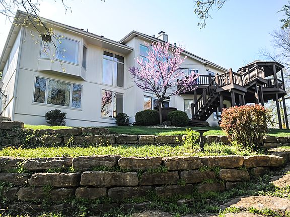 3rd image of 625 NW Edgewood Dr