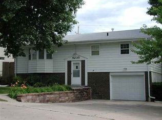 5235 Southern Manor Dr, Omaha, NE 68117