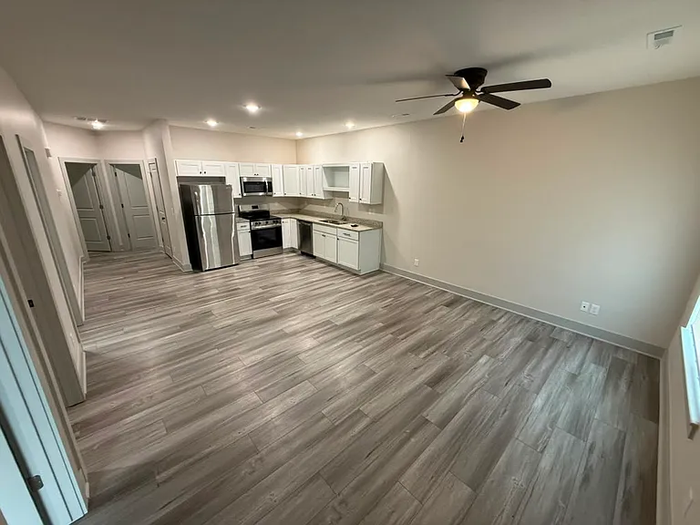 942 N Glendale St — Photo 2
